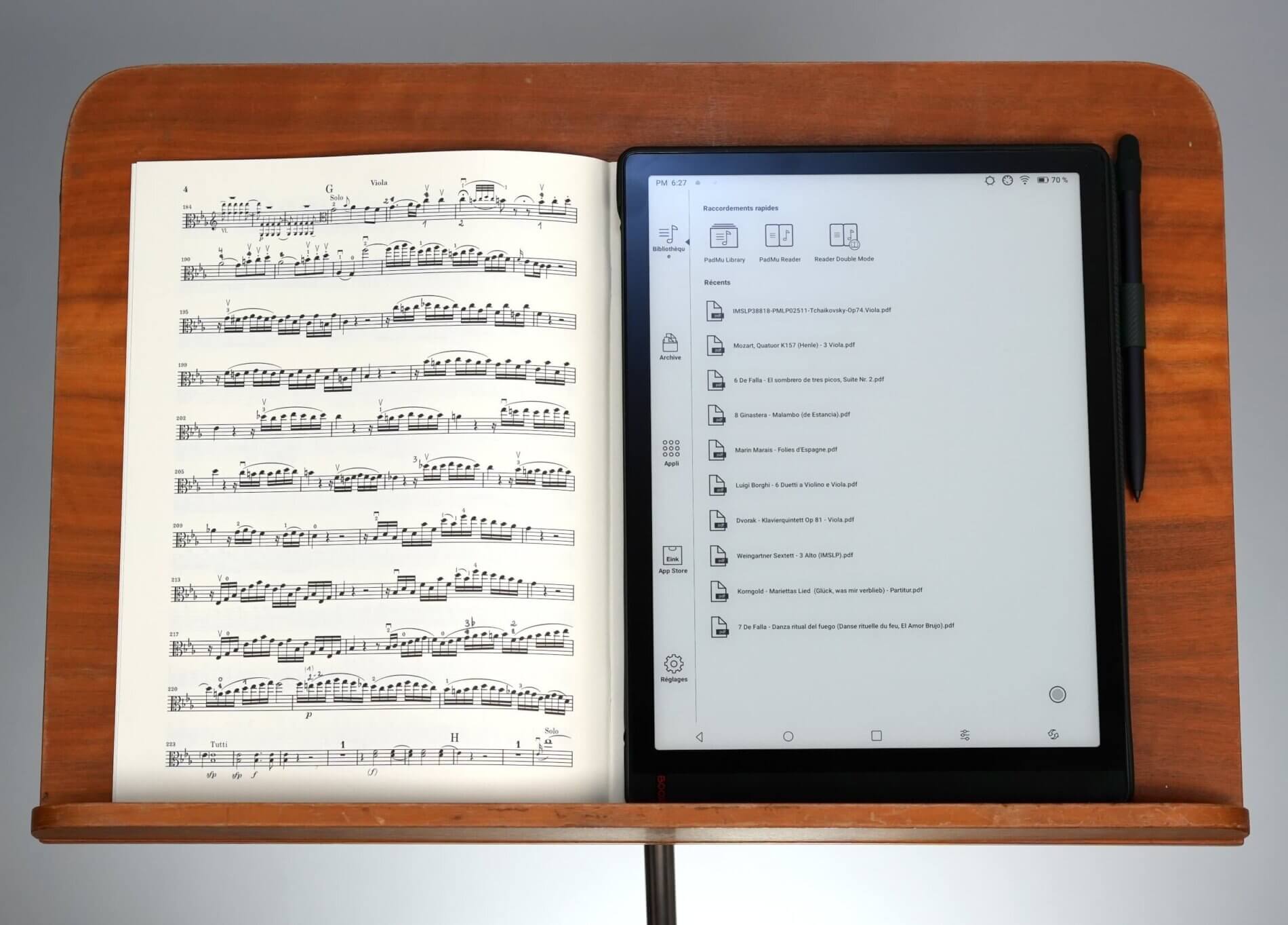 PadMu 4 E-Reader Musiker im Test, auf einem Notenständer mit Musiknoten