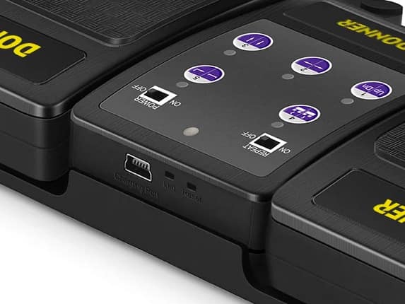 Donner Bluetooth Pedal für Musik (USB port detail)