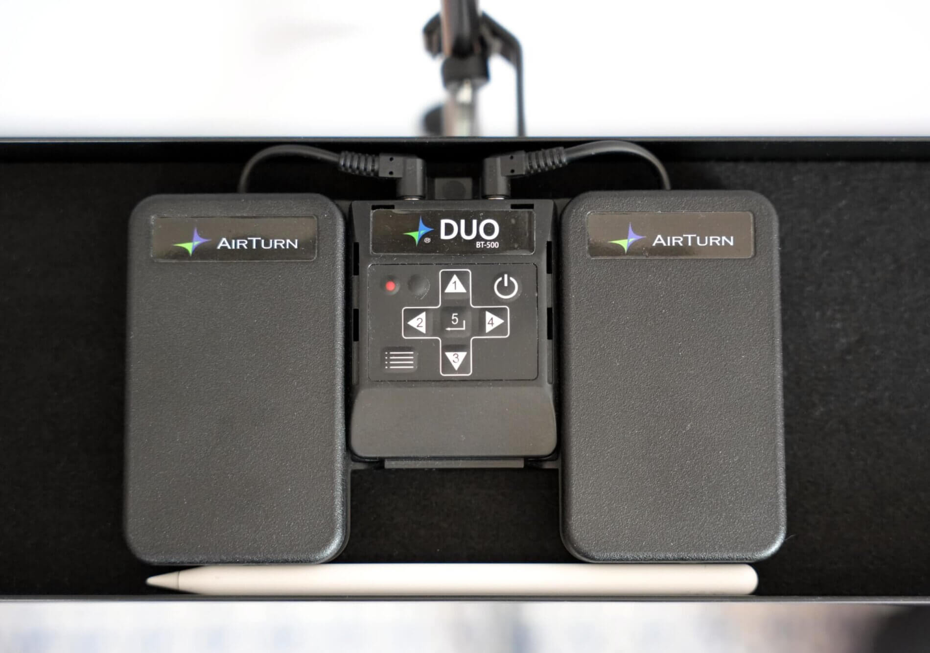 Umblätterpedal (Pageturner) mit Bluetooth - Das AirTurn Duo auf einem Zubehör-Tablett (Tray) an einem Notenständer