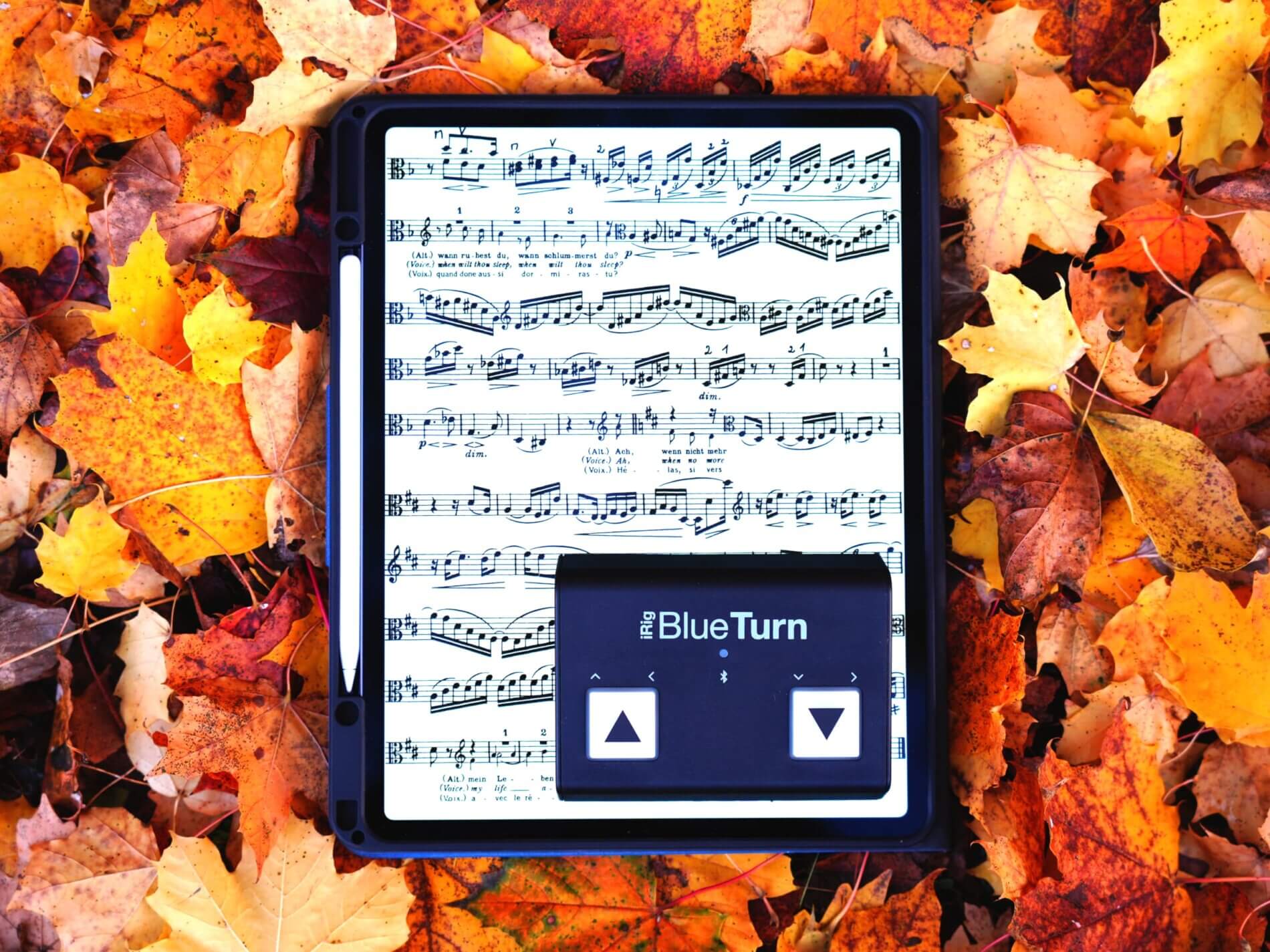 Apple iPad mit Musiknoten (Partitur), Stylus und Pedal um Seiten umzublättern (iRig BlueTurn)