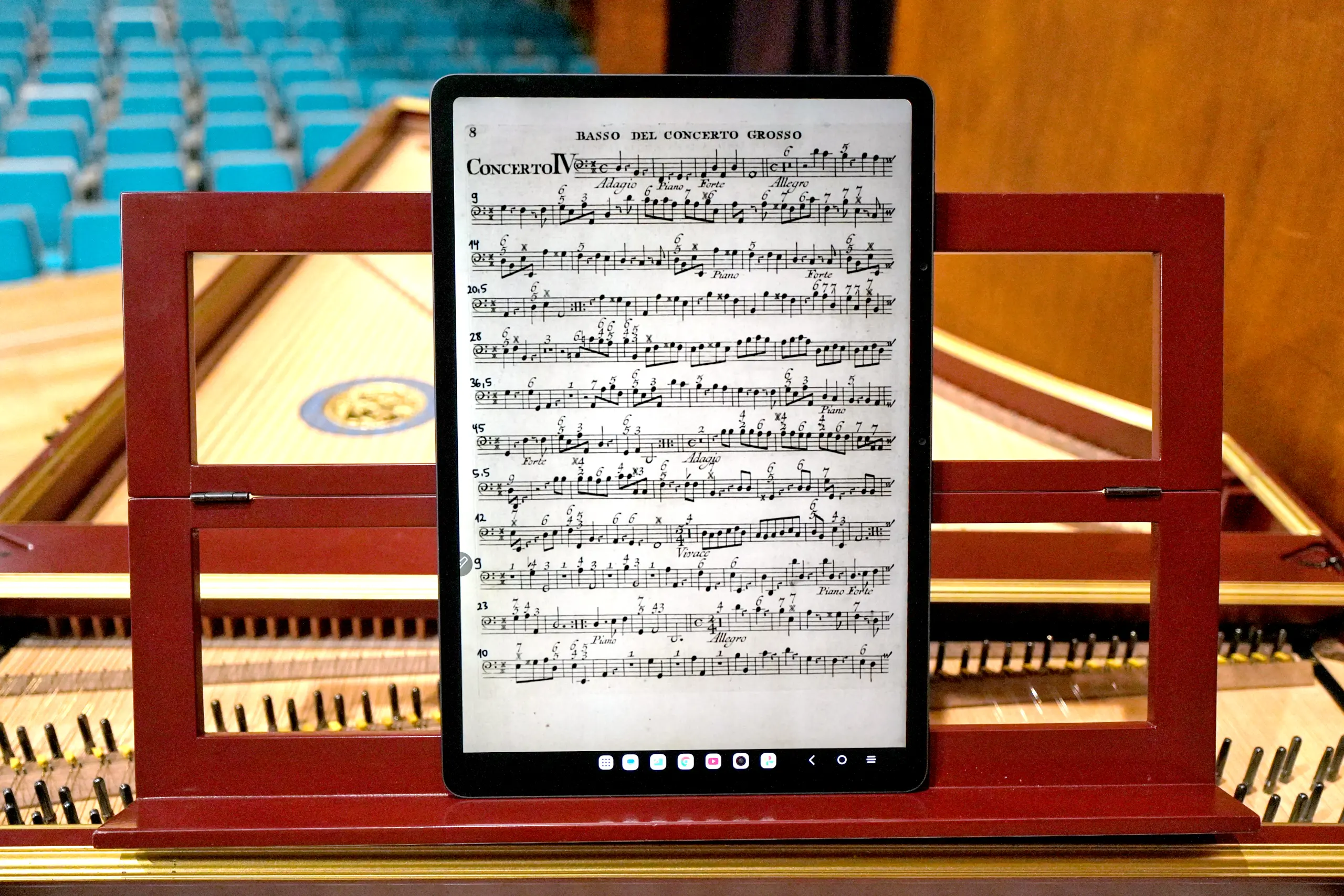 Noten auf einem TCL NxtPaper 14 Tablet auf einem Cembalo in einem Konzertsaal